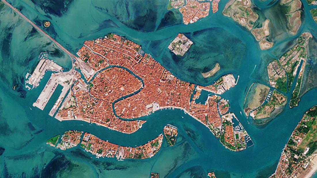 CNN.co.jp : 宇宙から見たベネチア運河、新型コロナで様子一変 衛星画像