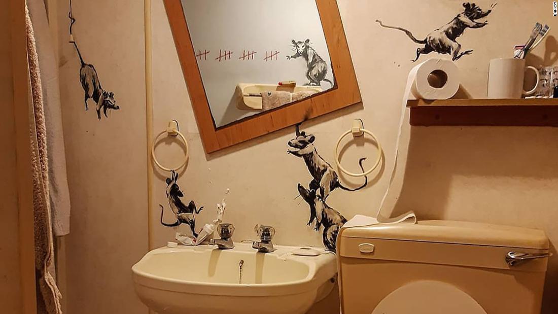 覆面アーティストのバンクシーが自宅の洗面所やトイレにネズミを描き、インスタグラムに披露した