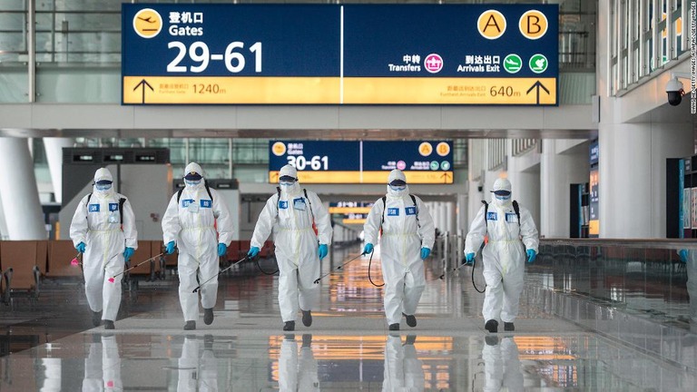 今月３日、武漢の国際空港の構内を消毒する作業員/Wang He/Getty Images AsiaPac/Getty Images