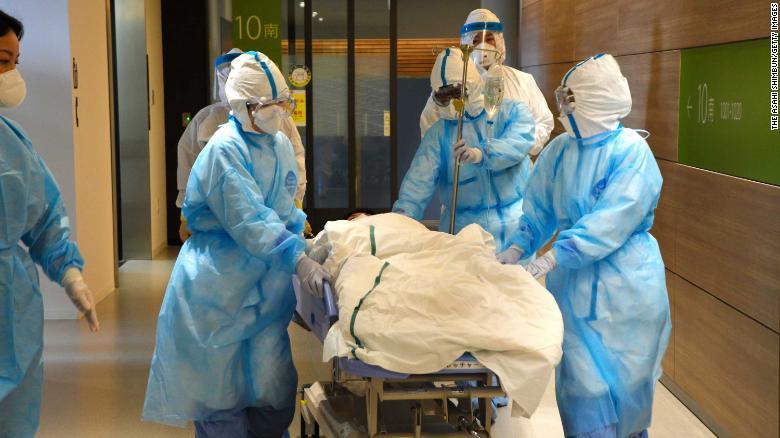 今年２月、鳥取県の病院で新型コロナ患者に対応する訓練を行う医療従事者/The Asahi Shimbun/Getty Images