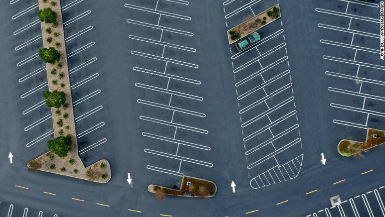 ガラガラの駐車場＝カリフォルニア州/Justin Sullivan/Getty Images