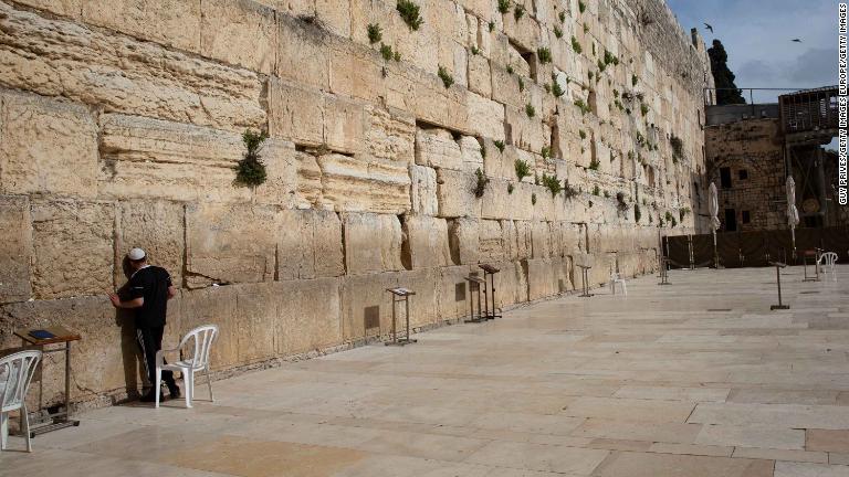 嘆きの壁で祈る男性＝４月６日、エルサレム/Guy Prives/Getty Images Europe/Getty Images