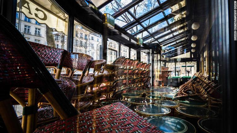 店内に積み上げられた家具＝３月１５日、パリ/Edward Berthelot/Getty Images
