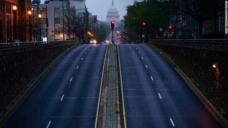 車両の減った道路＝米首都ワシントン/Drew Angerer/Getty Images