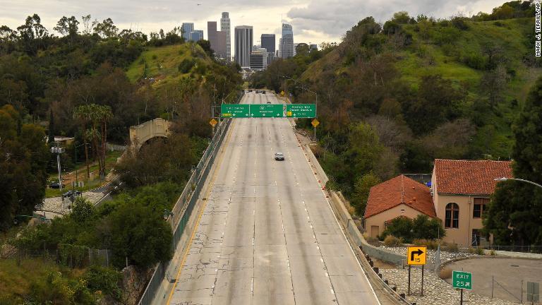通行量の減った高速道路＝米ロサンゼルス/Mark J. Terrill/AP