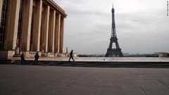 トロカデロ広場をパトロールする警官＝３月１７日、パリ