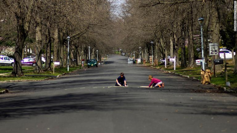 住宅地の道路で遊ぶ子どもたち＝米ニュージャージー州/Eduardo Munoz/Reuters