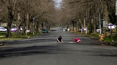 住宅地の道路で遊ぶ子どもたち＝米ニュージャージー州