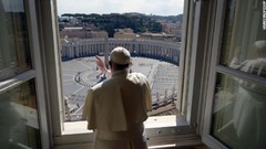 人のいない広場に向かって祈りをささげるローマ教皇フランシスコ