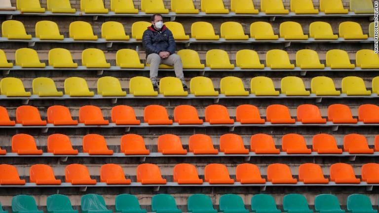 ベラルーシのプロサッカーの試合を観戦する男性。同国のサッカーリーグは新型コロナウイルスの感染拡大にもかかわらずシーズンを継続している数少ないスポーツ団体のひとつ/Vasily Fedosenko/Reuters