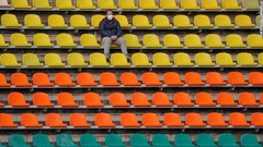 ベラルーシのプロサッカーの試合を観戦する男性。同国のサッカーリーグは新型コロナウイルスの感染拡大にもかかわらずシーズンを継続している数少ないスポーツ団体のひとつ