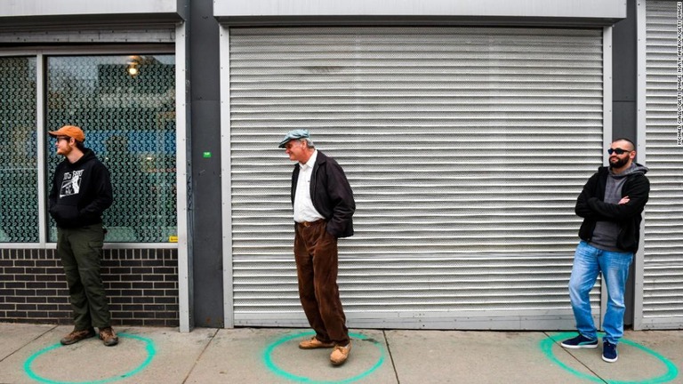 一部の州では外出制限措置の緩和が始まった/Michael Ciaglo/Getty Images North America/Getty Images