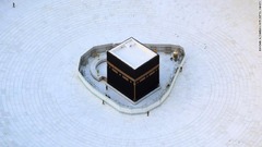 通常は多くの信徒でにぎわう聖モスクのカーバ神殿＝３月６日