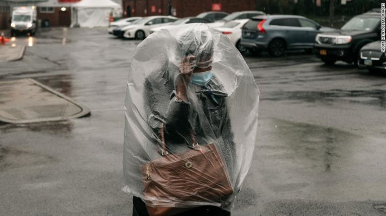 ビニールの袋をかぶって外を歩く女性。ニューヨーク市では密集回避措置などの違反行為を発見した場合に通報する制度を導入した/SCOTT HEins/GETTY IMAGES