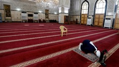 人けのないモスク（イスラム教礼拝所）で祈る男性＝イラク・バグダッド
