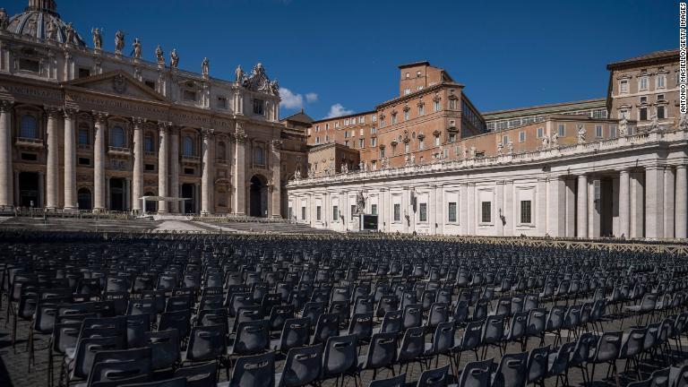 日曜日の「正午の祈り」のために並べられたが座る人のいないイス＝３月８日/Antonio Masiello/Getty Images