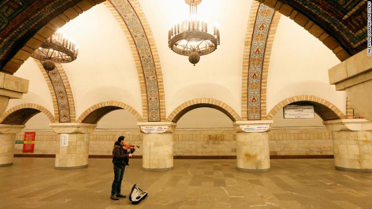 バイオリンを奏でるミュージシャン＝ウクライナ・キエフ/Valentyn Ogirenko/Reuters
