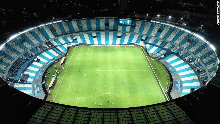 無観客のスタジアムで行われたサッカーの試合＝３月１２日、アルゼンチン/Gustavo Garello/AP