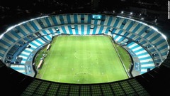 無観客のスタジアムで行われたサッカーの試合＝３月１２日、アルゼンチン