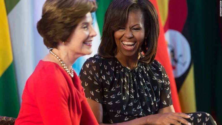 ミシェル・オバマ前大統領夫人（右）とローラ・ブッシュ元大統領夫人。２人が、新型コロナウイルス感染拡大に最前線で対応する医療従事者を応援するコンサートに登場した/AFP/GETTY IMAGES