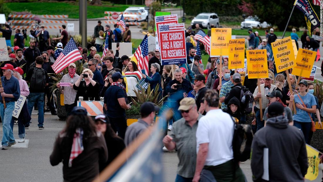 ワシントン州オリンピアでは、数百人のデモ隊が州議会議事堂の周辺に集まった＝１９日/Alex Milan Tracy/Sipa USA/AP