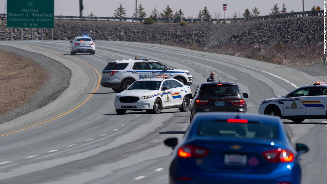 銃撃犯の行方を追う警察は道路を封鎖した＝１９日、ノバスコシア州/Andrew Vaughan/The Canadian Press via AP
