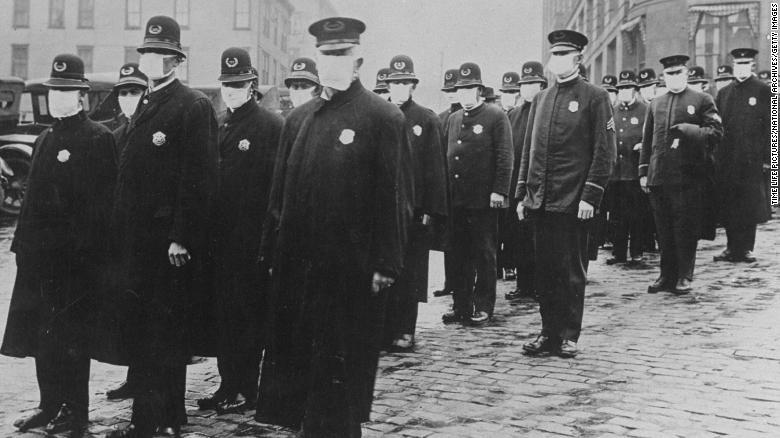 インフルエンザが流行する1918年、マスクを着けて整列するシアトルの警察官/Time Life Pictures/National Archives/Getty Images