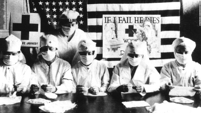 １９１８年のインフルエンザ流行時、マスクを着けて業務にあたる赤十字のボランティア/Apic/Hulton Archive/Getty Images