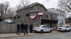 カナダ銃撃、犠牲者２２人に　トルドー首相は銃規制強化を表明