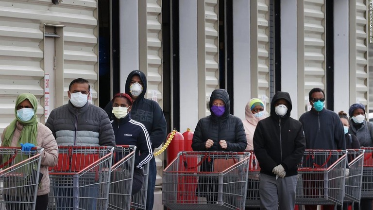 マスクを着用して量販店に並ぶ客＝１６日、メリーランド州/Chip Somodevilla/Getty Images