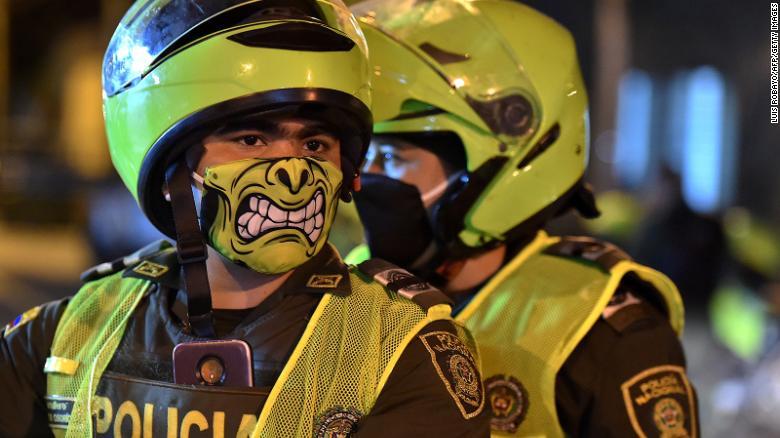 ユニークなマスク姿でパトロールするコロンビアの警察官/Luis Robayo/AFP/Getty Images