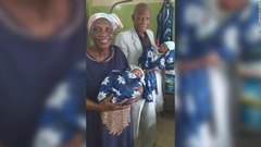６８歳女性が双子を出産、４度目の体外受精で妊娠　ナイジェリア