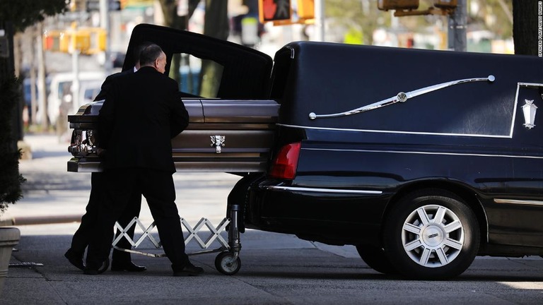 ひつぎが載せられる霊柩車（れいきゅうしゃ）＝１６日、ニューヨーク市/Spencer Platt/Getty Images