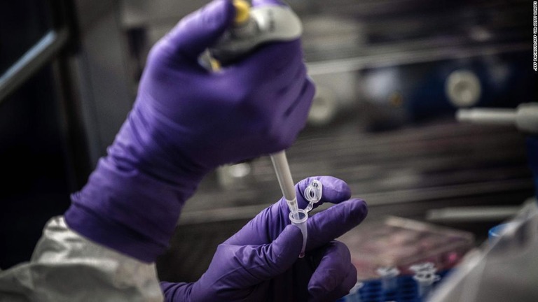 英国で新型コロナのワクチンの臨床実験が始まっている/JEFF PACHOUD/AFP via Getty Images