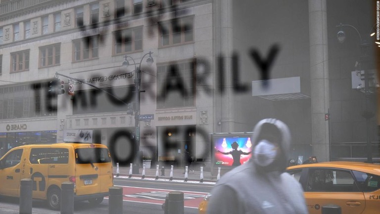 ほとんど人がいなくなったマンハッタンの通り＝１０日、米ＮＹ市/Spencer Platt/Getty Images
