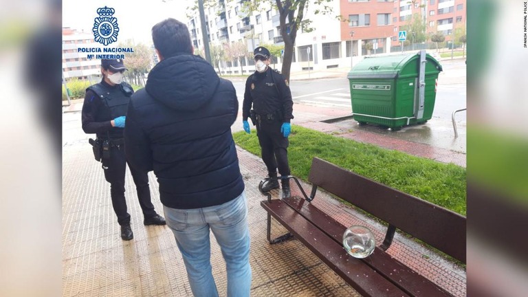 魚の入ったボウルを持って外出したものの、「ペットの散歩」とはみなされず/Spanish National Police