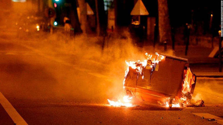 火をつけられたごみ箱＝２１日、パリ北郊のビルヌーブ・ラ・ガレンヌ/Geoffroy Van Der Hasselt/AFP/Getty Images