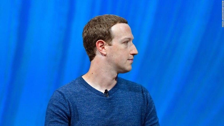 フェイスブックのマーク・ザッカーバーグＣＥＯ。ビデオ会議サービス「メッセンジャールーム」を発表した/Gerard Julien/AFP/Getty Images
