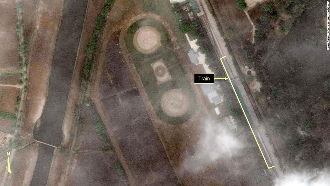 38ノースが公開した衛星写真。正恩氏のものとみられる列車が写っている/DigitalGlobe/ScapeWare3d/Getty Images