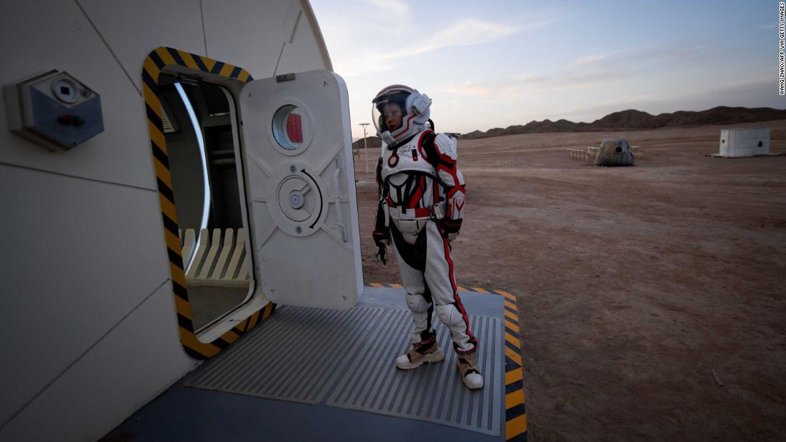 ゴビ砂漠に設置された「火星基地」から出てきた宇宙服を着た女性=2019年4月/WANG ZHAO/AFP via Getty Images