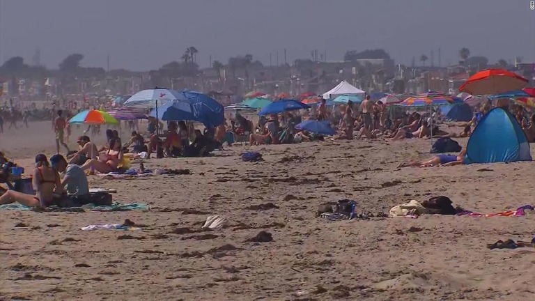 週末のビーチの混雑を受け、社会的距離を保つよう米加州知事が改めて注意を呼びかけた/CNN