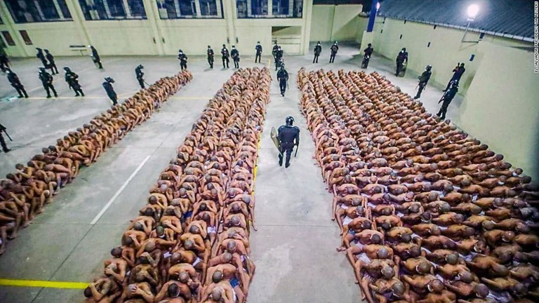 エルサルバドルの最重警備の刑務所で、折り重なるように並んで身体検査を受ける受刑者/El Salvador Presidency via Reuters