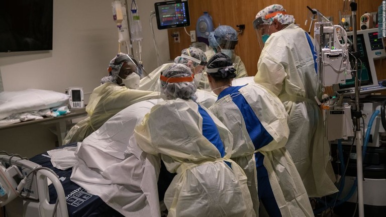 新型コロナウイルス感染者の治療に当たる医療チーム＝２４日、コネティカット州/John Moore/Getty Images