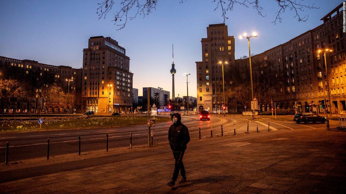 閑散としたベルリンの通りを歩く男性/Maja Hitij/Getty Images 