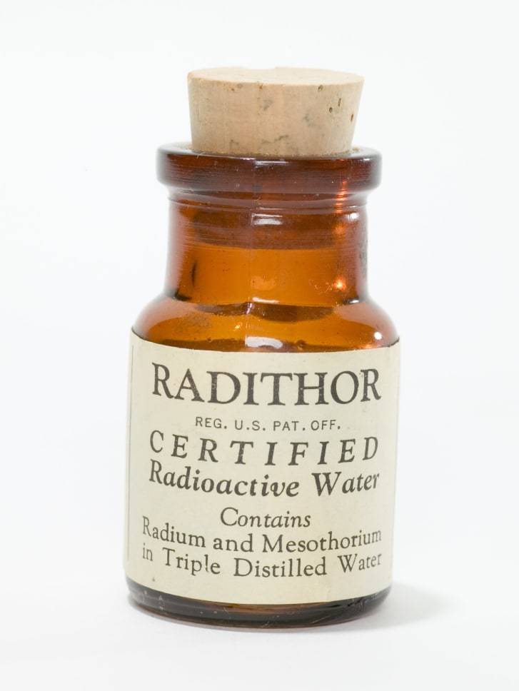 「Radithor」の瓶/Credit: John B. Carnett/Bonnier Corp. via Getty Images