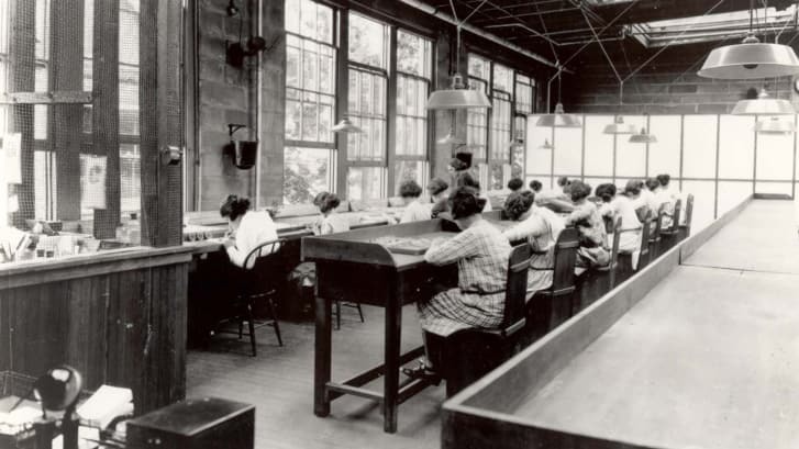「ラジウムガール」の作業の様子=1922年/Credit: Public Domain
