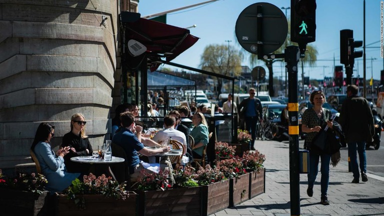 レストランで昼食をとる人たち＝２２日、スウェーデン首都ストックホルム/JONATHAN NACKSTRAND/AFP/Getty Images