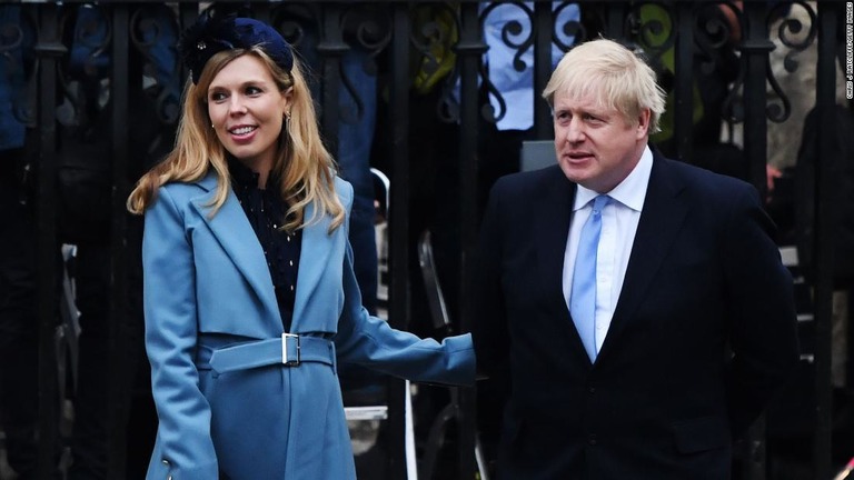 ジョンソン英首相（右）と婚約者のキャリー・シモンズ氏に男の子が誕生した/Chris J Ratcliffe/Getty Images