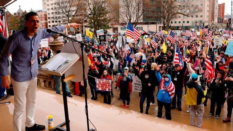 ミシガン州議会議事堂に大挙し抗議活動を行う市民ら＝４月３０日/Jeff Kowalsky/AFP/Getty Images