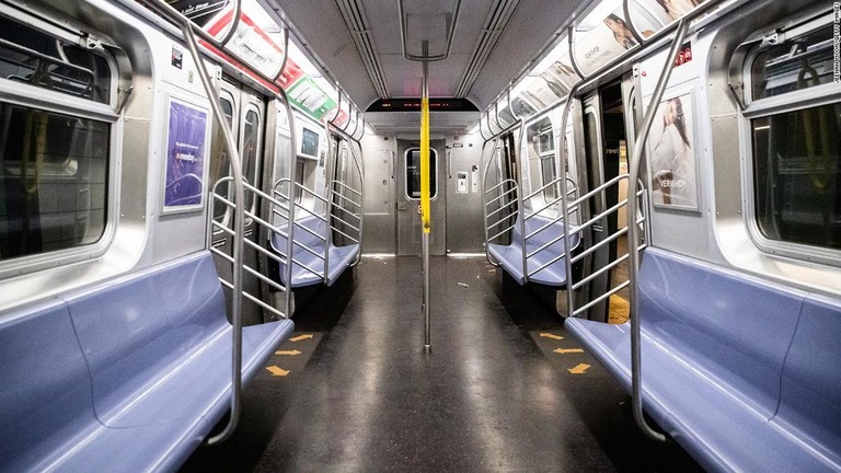 乗客のいない地下鉄の車両＝４月２８日、ニューヨーク市/Jeenah Moon/Getty Images